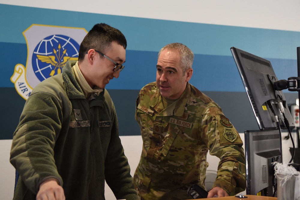 Major Gen. Gordy visits 521st AMOW