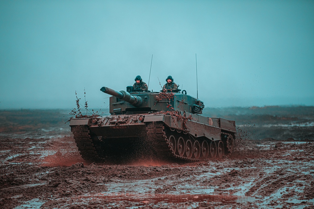Polish and Romanian Soldiers work together to accomplish training tasks during eFP