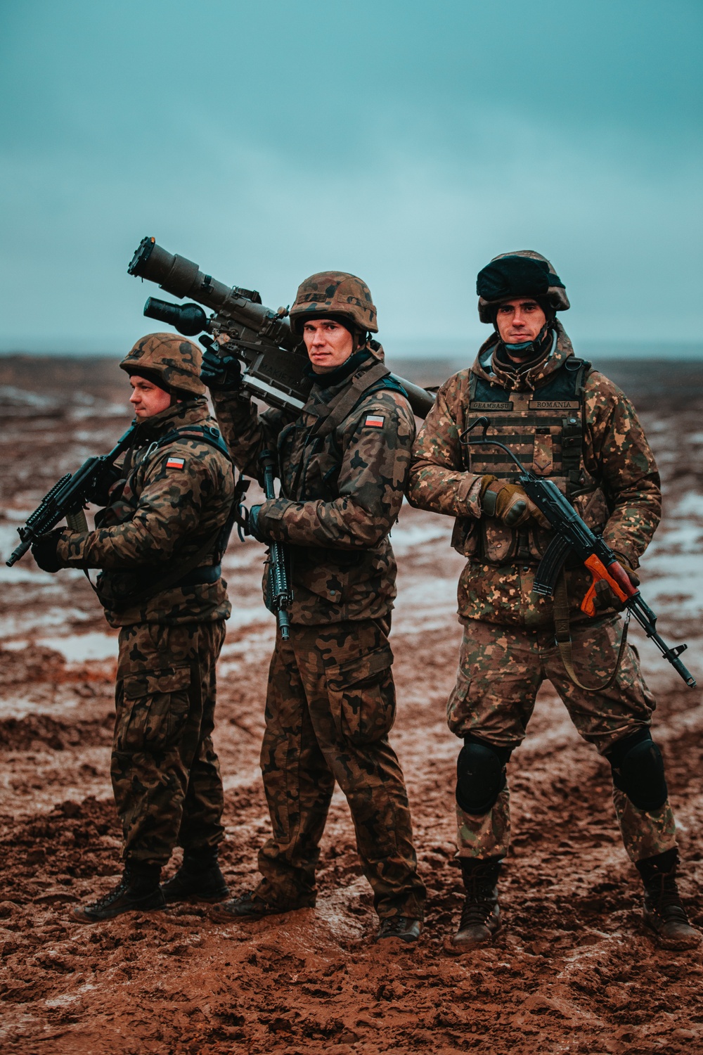 Polish and Romanian Soldiers work together to accomplish training tasks during eFP