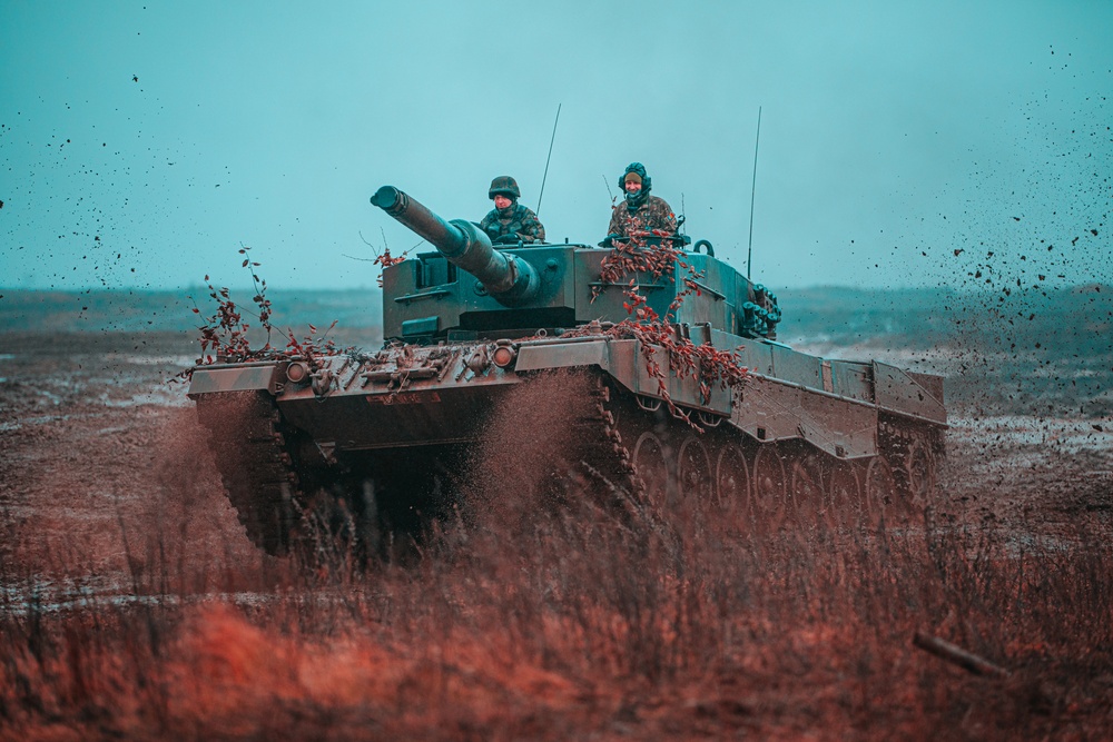 Polish and Romanian Soldiers work together to accomplish training tasks during eFP