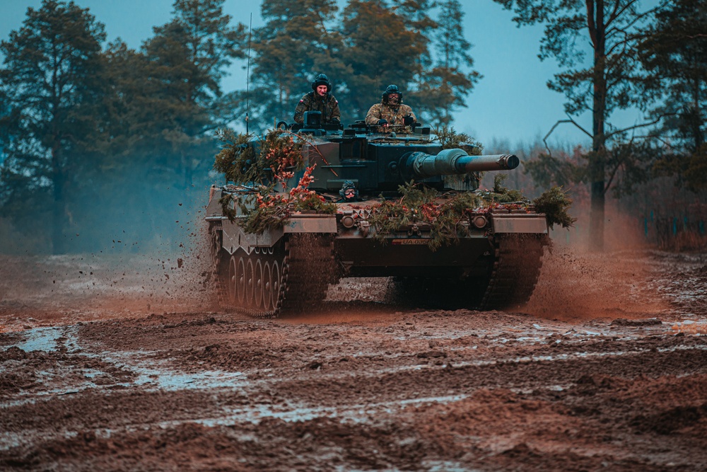 Polish and Romanian Soldiers work together to accomplish training tasks during eFP