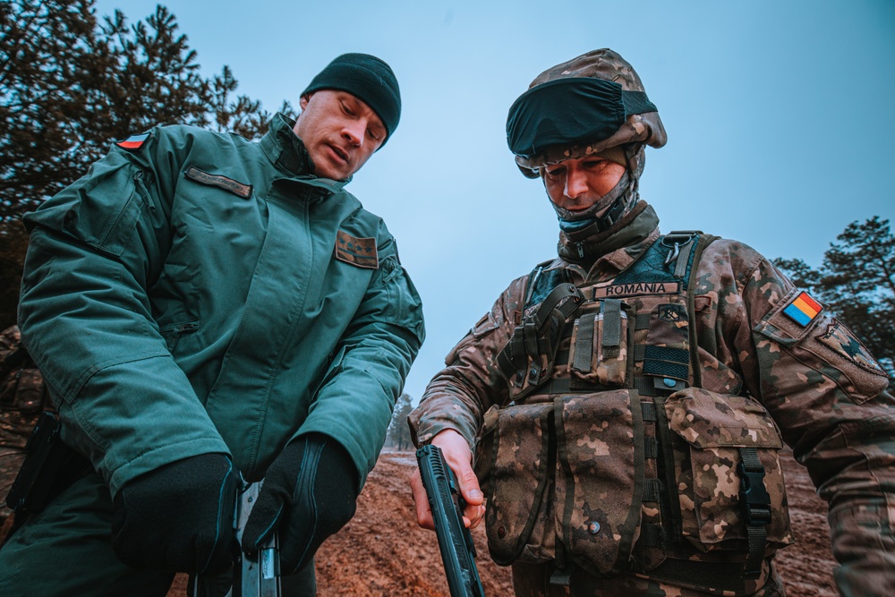 Polish and Romanian Soldiers work together to accomplish training tasks during eFP
