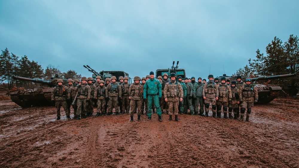 Polish and Romanian Soldiers work together to accomplish training tasks during eFP