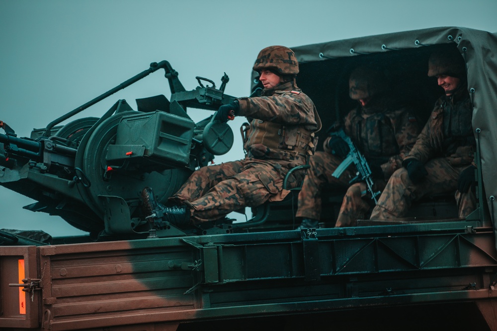 Polish and Romanian Soldiers work together to accomplish training tasks during eFP