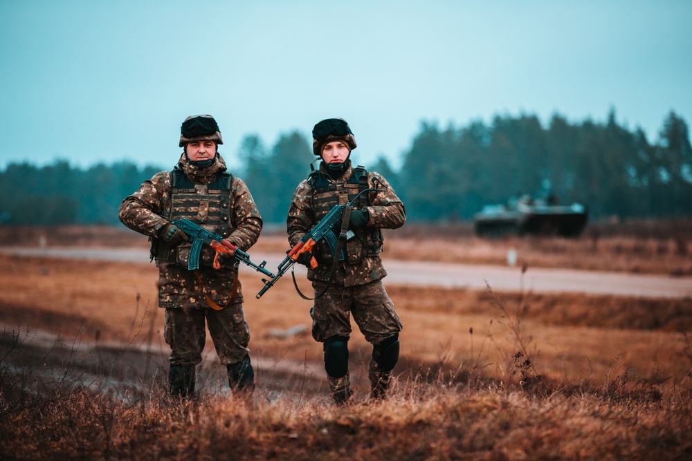 Polish and Romanian Soldiers work together to accomplish training tasks during eFP