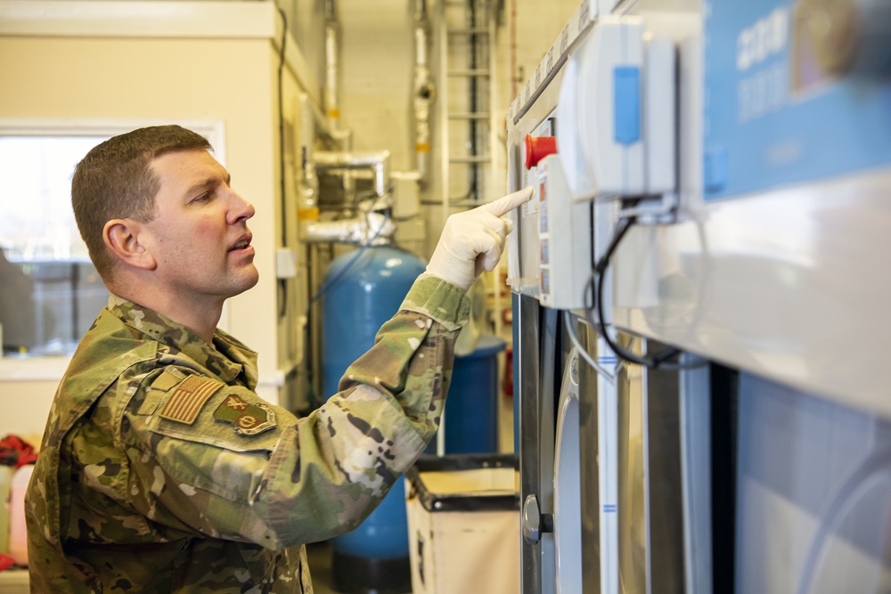 501st CSW/CC tours 423d FSS laundry facility