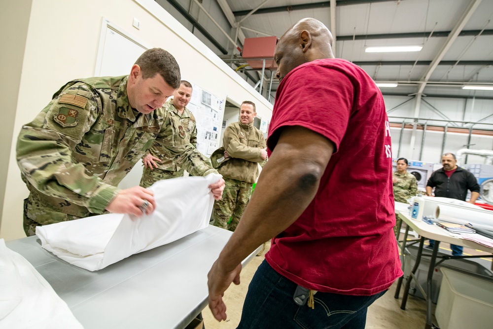 501st CSW/CC tours 423d FSS laundry facility