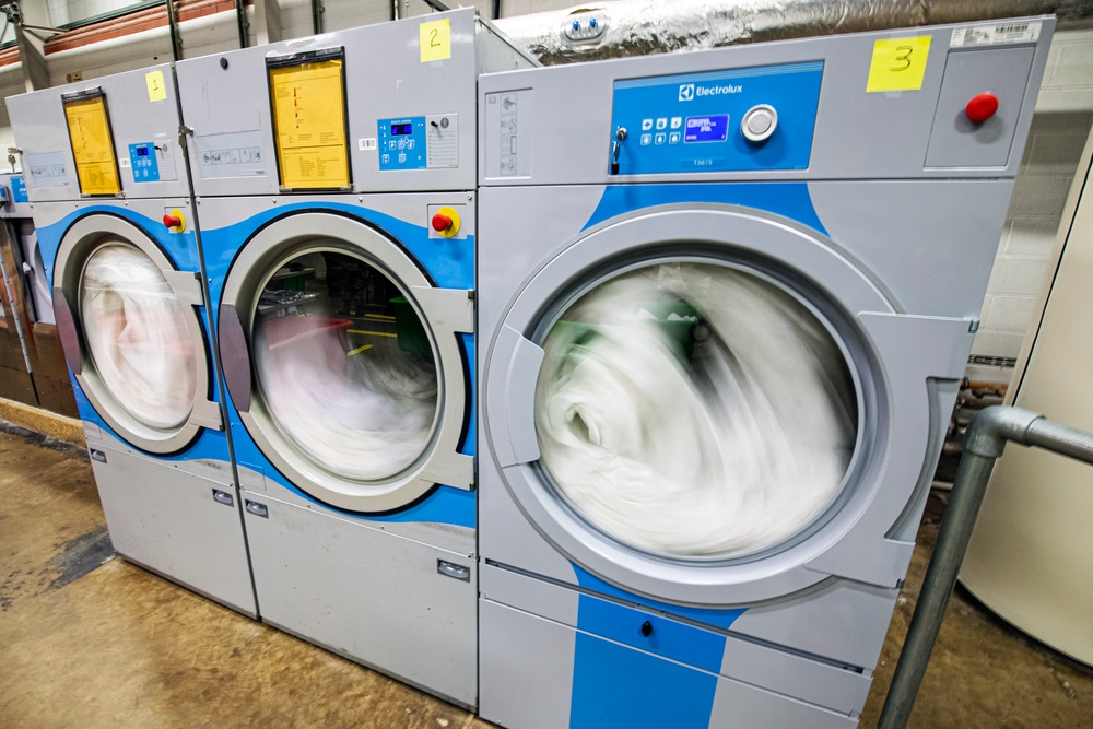 501st CSW/CC tours 423d FSS laundry facility