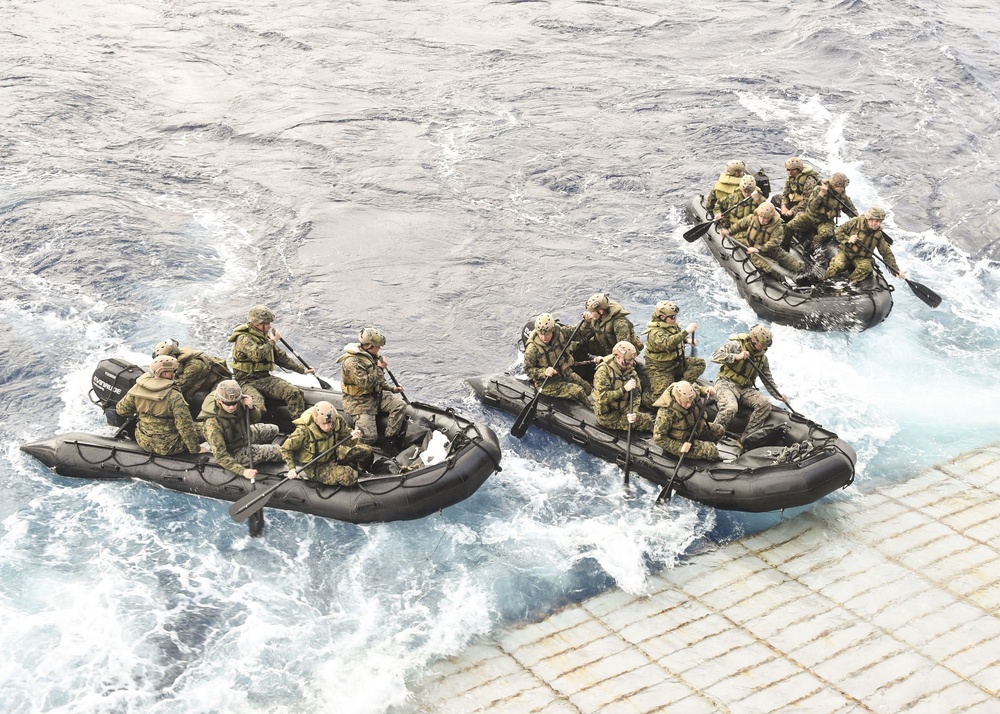 DVIDS - Images - USS Germantown (LSD 42) conduct combat rubber raiding ...