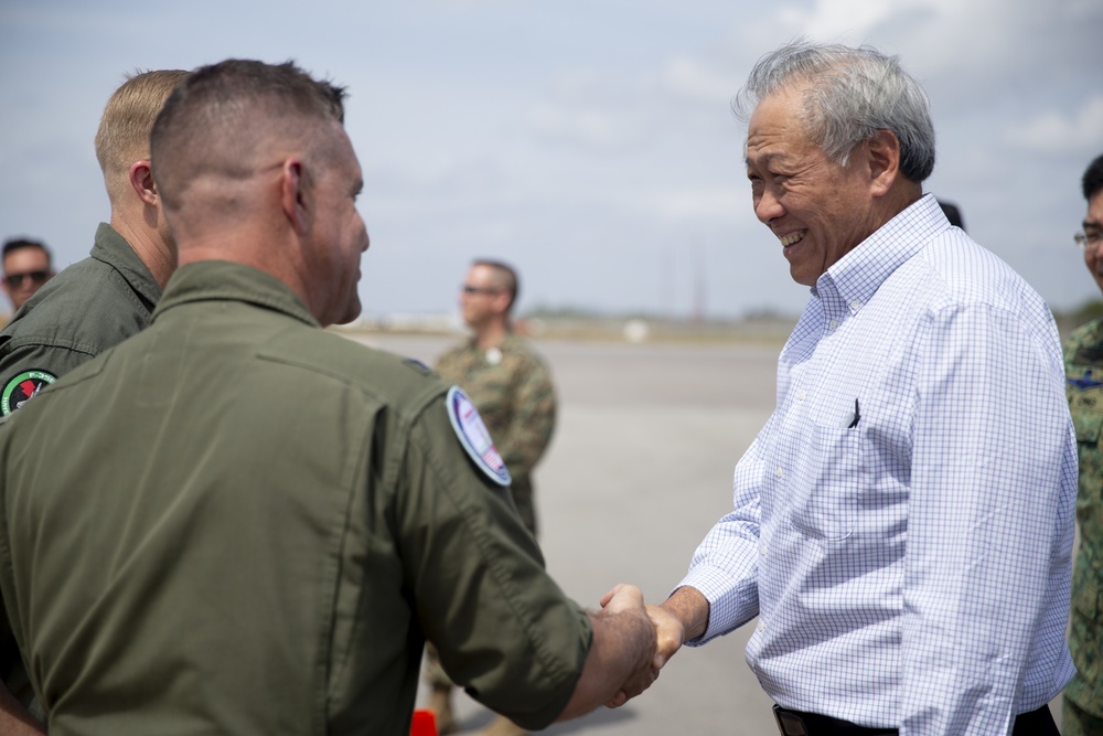 Singapore Minister of Defense visits F-22, F-35B Pilots