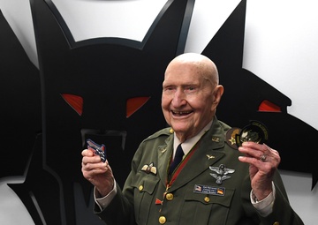 Berlin’s Candy Bomber visits Travis Airmen