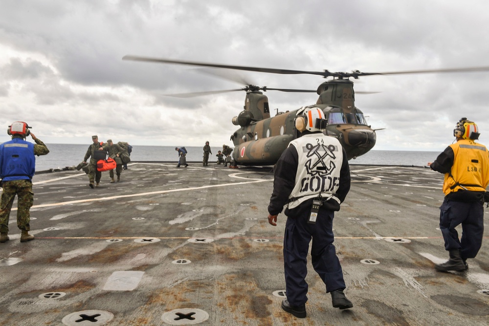 USS Germantown (LSD 42) flight operations with Japan Ground Self-Defense Force