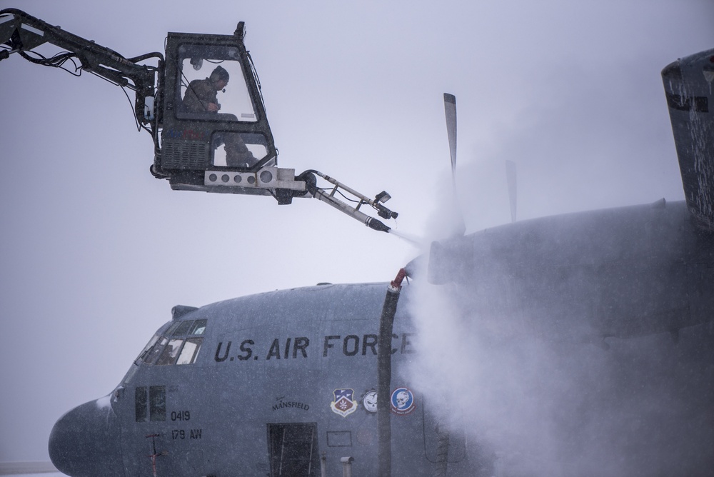 Ohio Air Guard maintainers battle the ice