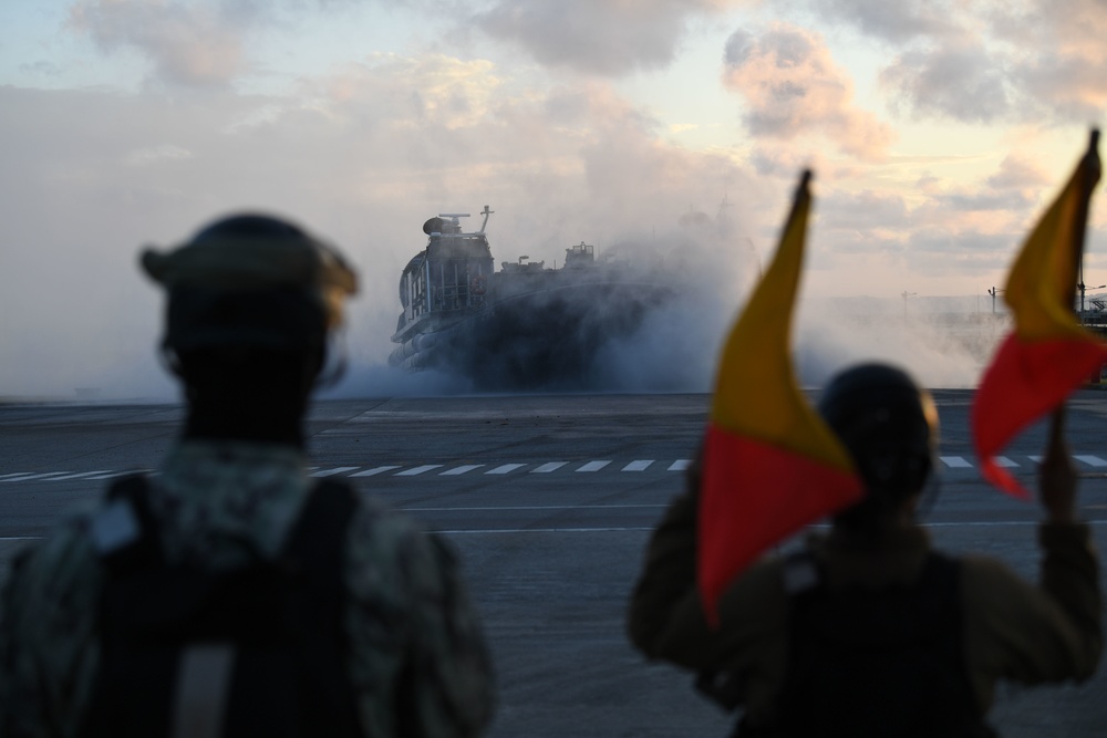 USS Green Bay (LPD 20) LCAC Operations