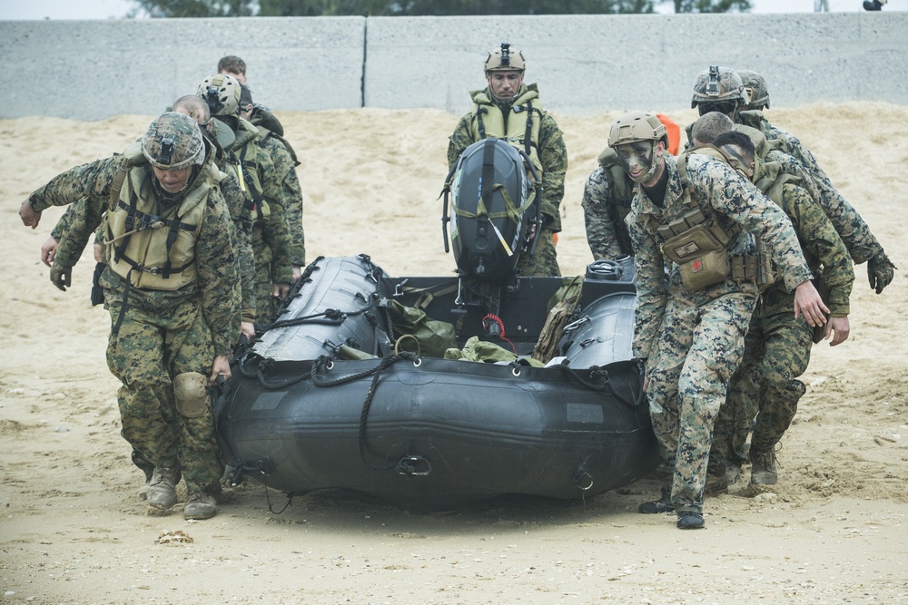 31st MEU and ARDB conduct integrated bilateral small-boat raid