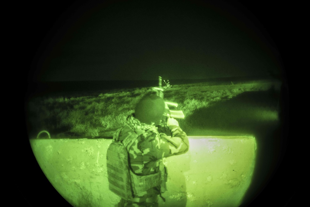 Qwat al-Khasah shoot during night live fire