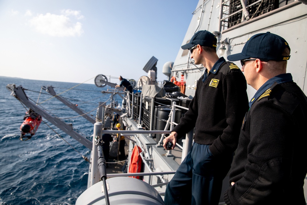 USS Pioneer (MCM 9) conducts mine countermeasure training in the East China Sea
