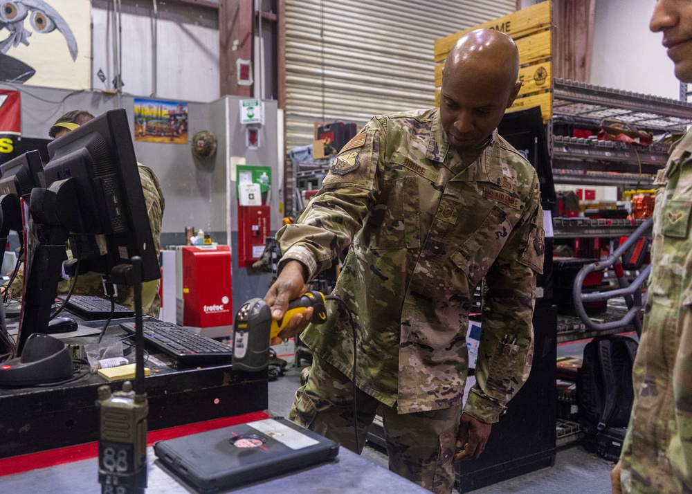 379 AEW command chief visits 385 EAMXS