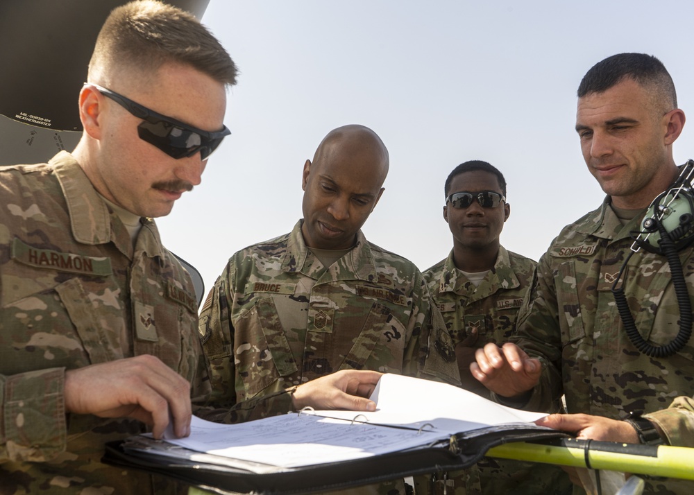 379 AEW command chief visits 385 EAMXS