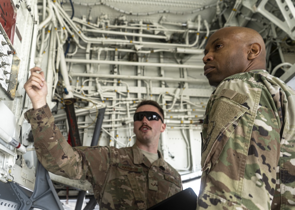 379 AEW command chief visits 385 EAMXS