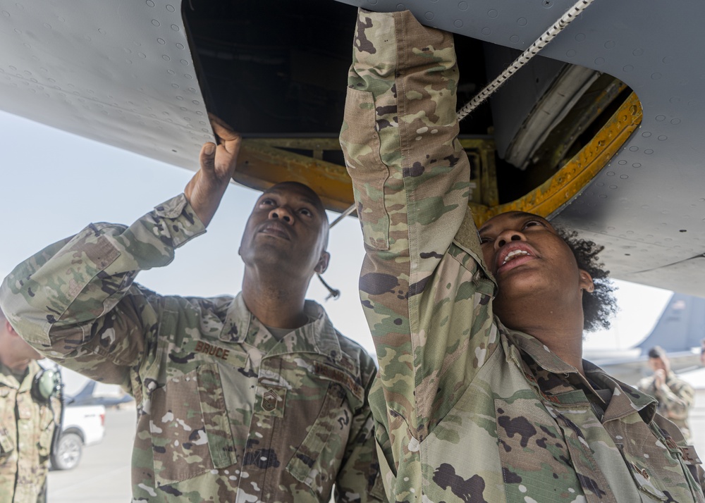 379 AEW command chief visits 385 EAMXS