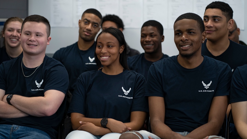 1st Fighter Wing leadership visits recruiting station