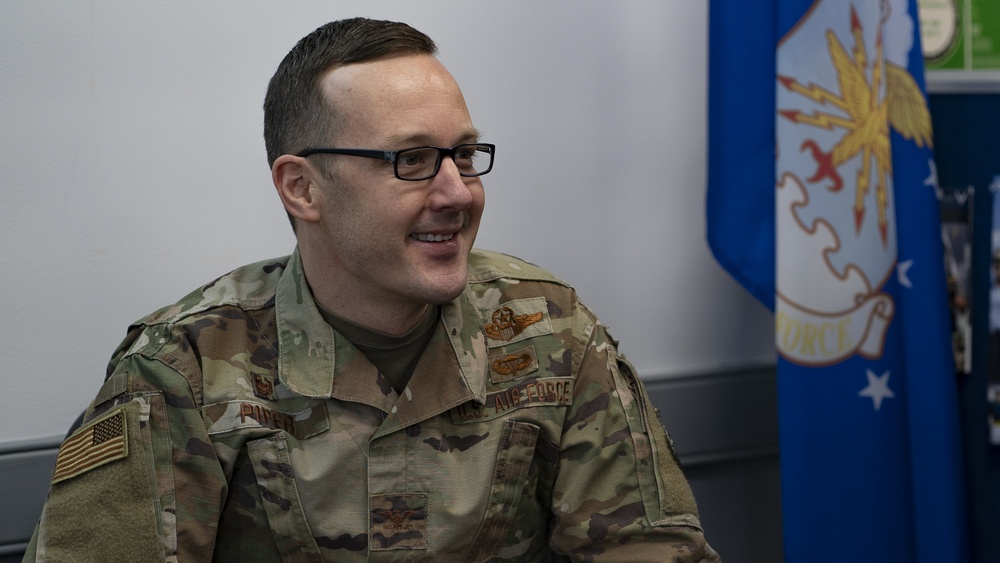1st Fighter Wing leadership visits recruiting station