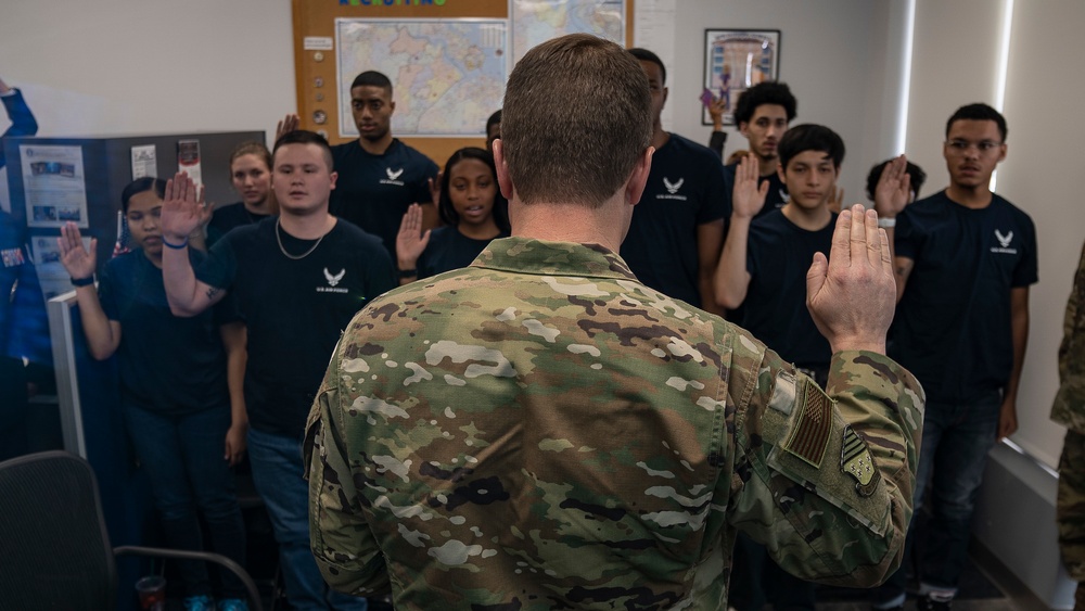 1st Fighter Wing leadership visits recruiting station