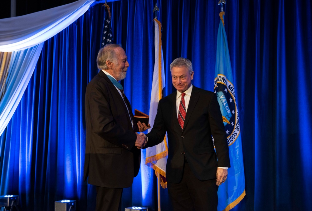 Gary Sinise Receives Patriot Award