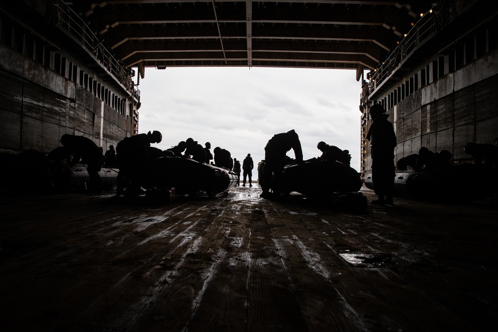 31st MEU Marines and JGSDF troops conduct simulated small boat raid