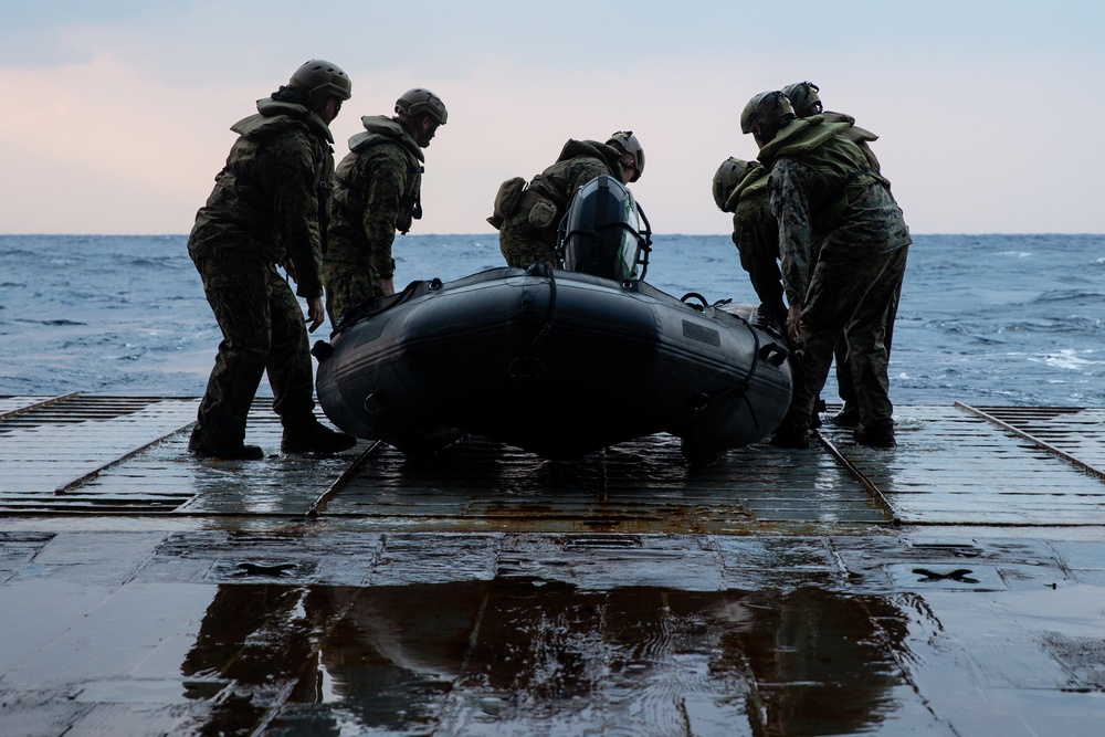 31st MEU Marines and JGSDF troops conduct simulated small boat raid