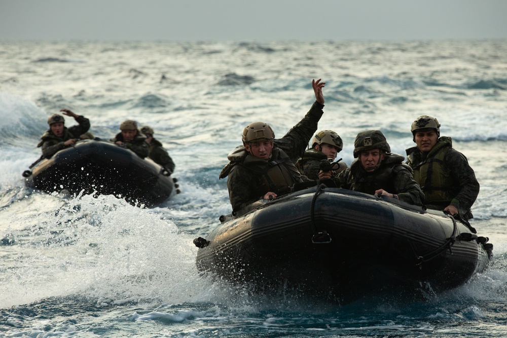 31st MEU Marines and JGSDF troops conduct simulated small boat raid