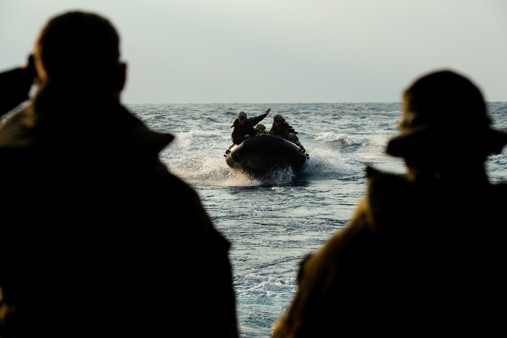 31st MEU Marines and JGSDF troops conduct simulated small boat raid