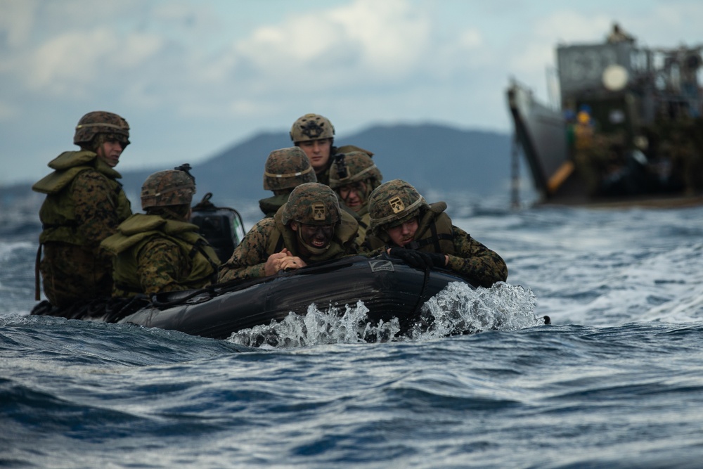 31st MEU Marines and JGSDF troops conduct simulated small boat raid