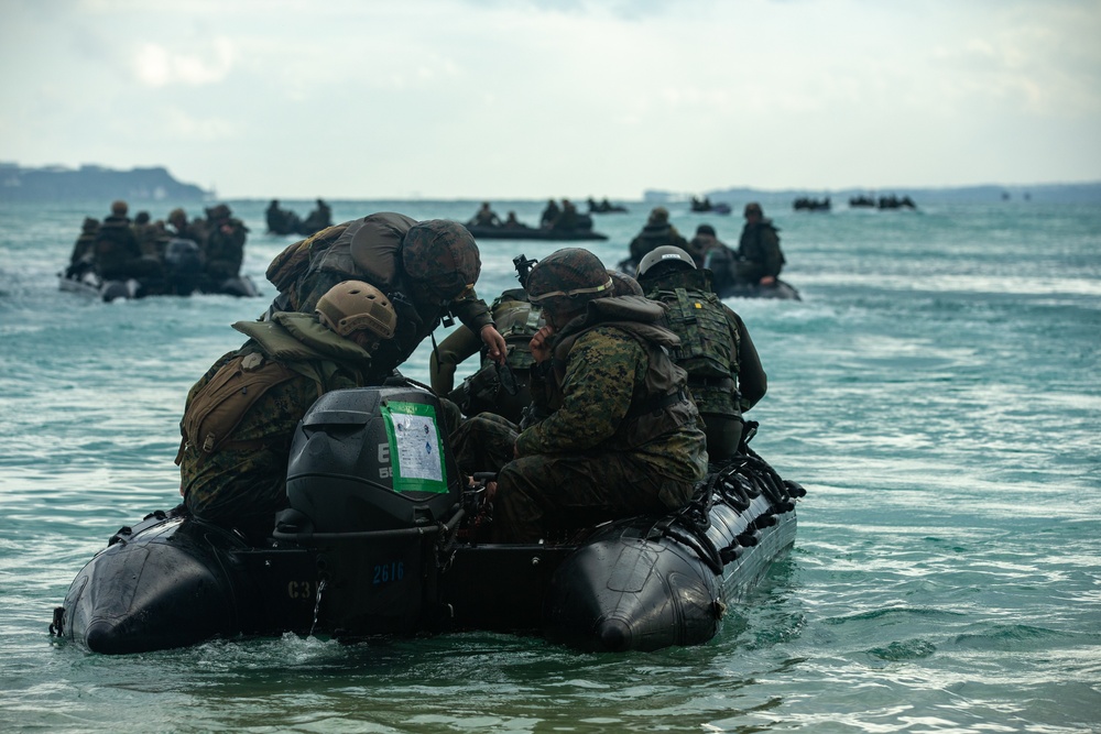 31st MEU Marines and Japanese ARDB service members conduct simulated small boat raid