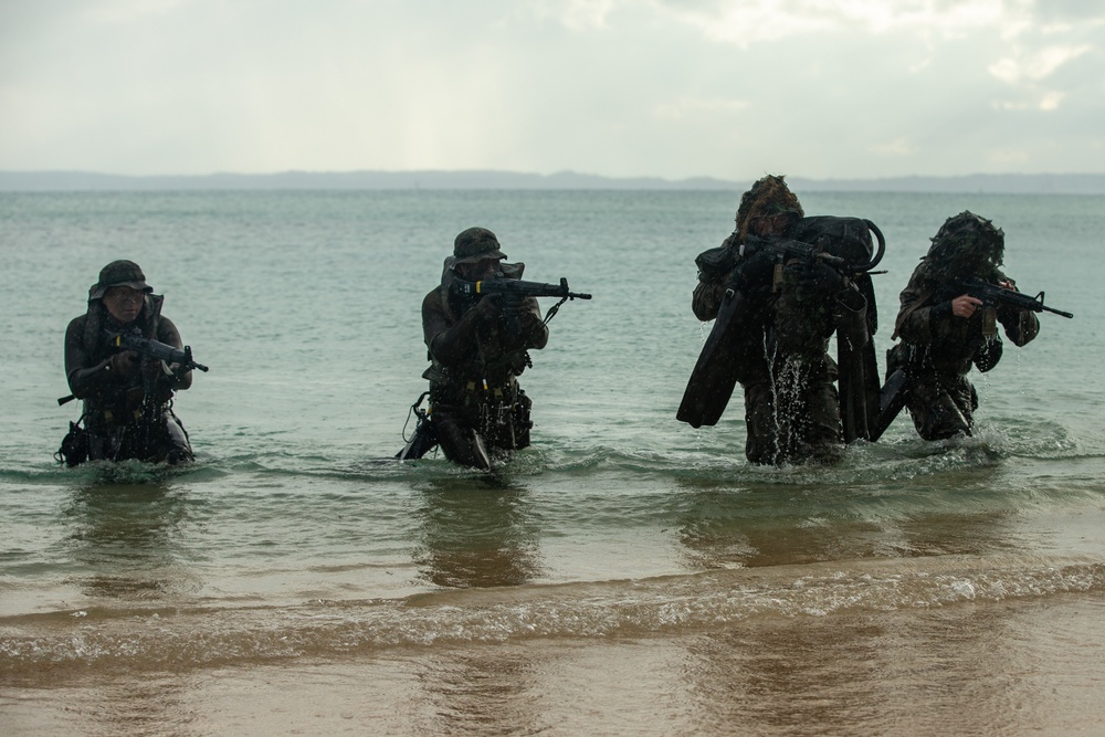 31st MEU Marines and ARDB service members conduct simulated small boat raid