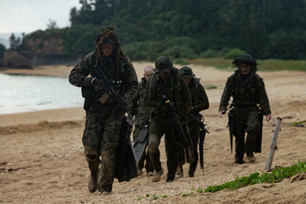 31st MEU Marines and JGSDF troops conduct simulated small boat raid