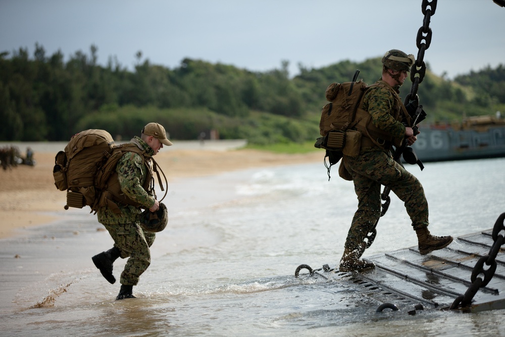 31st MEU Marines and JGSDF troops conduct simulated small boat raid