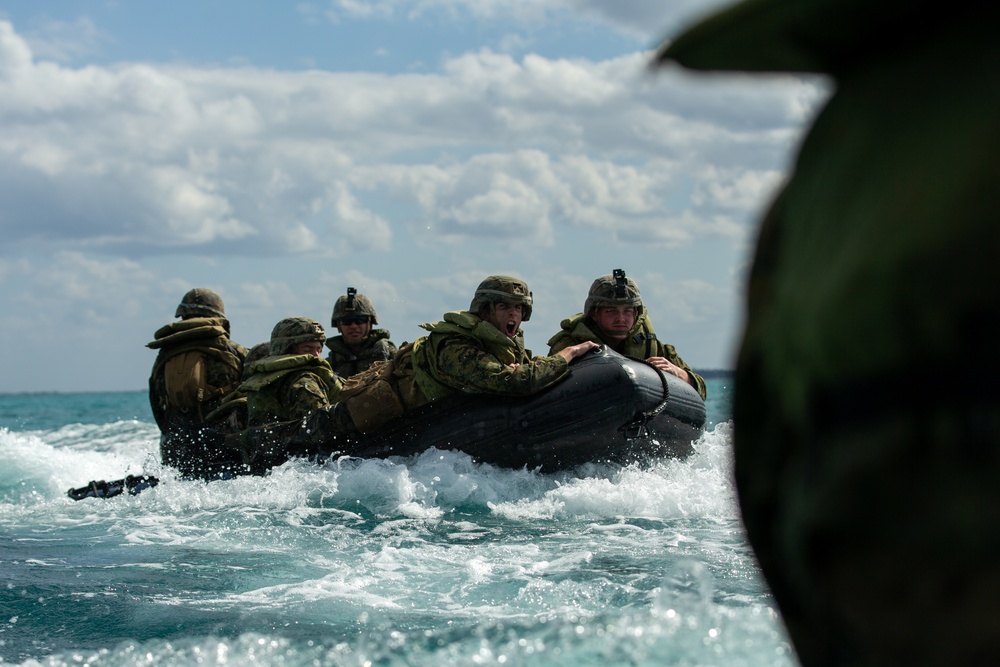 31st MEU Marines and ARDB troops conduct simulated small boat raid