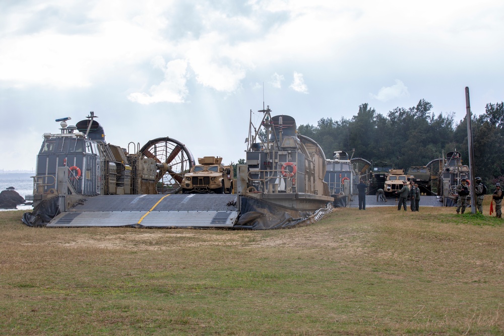 Strike from the Sea: 31st MEU lands HIMARS via LCAC