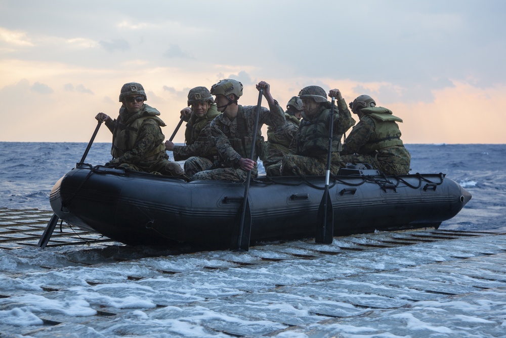 31st MEU Boat Company conducts integrated launch and recovery training