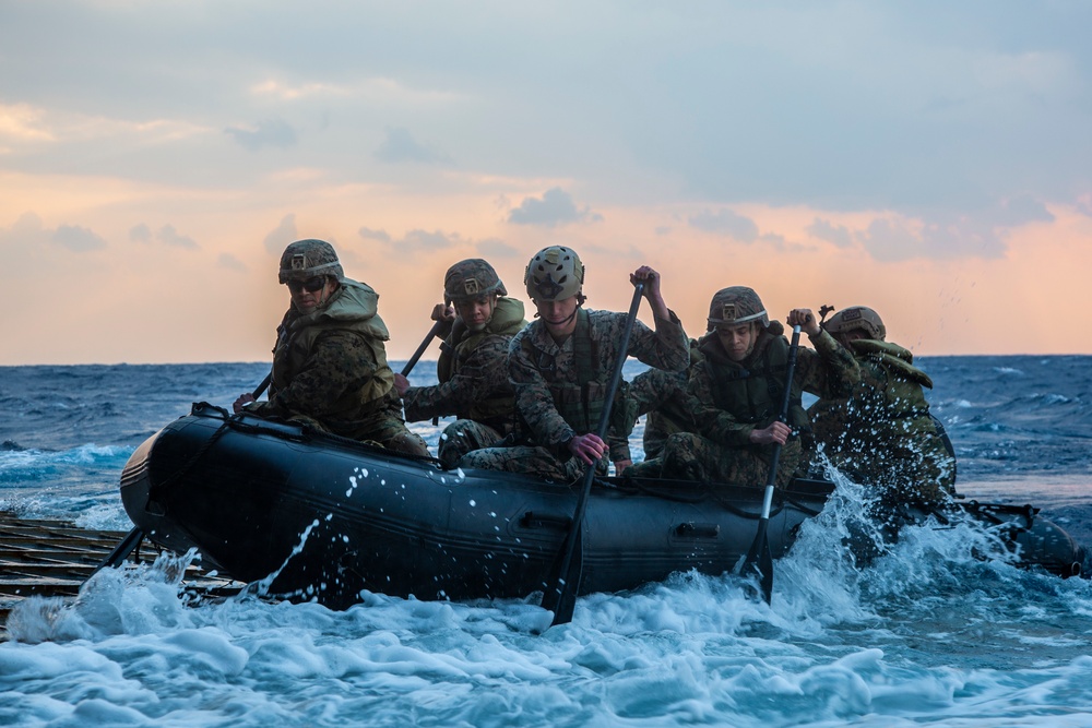 31st MEU Boat Company conducts integrated launch and recovery training