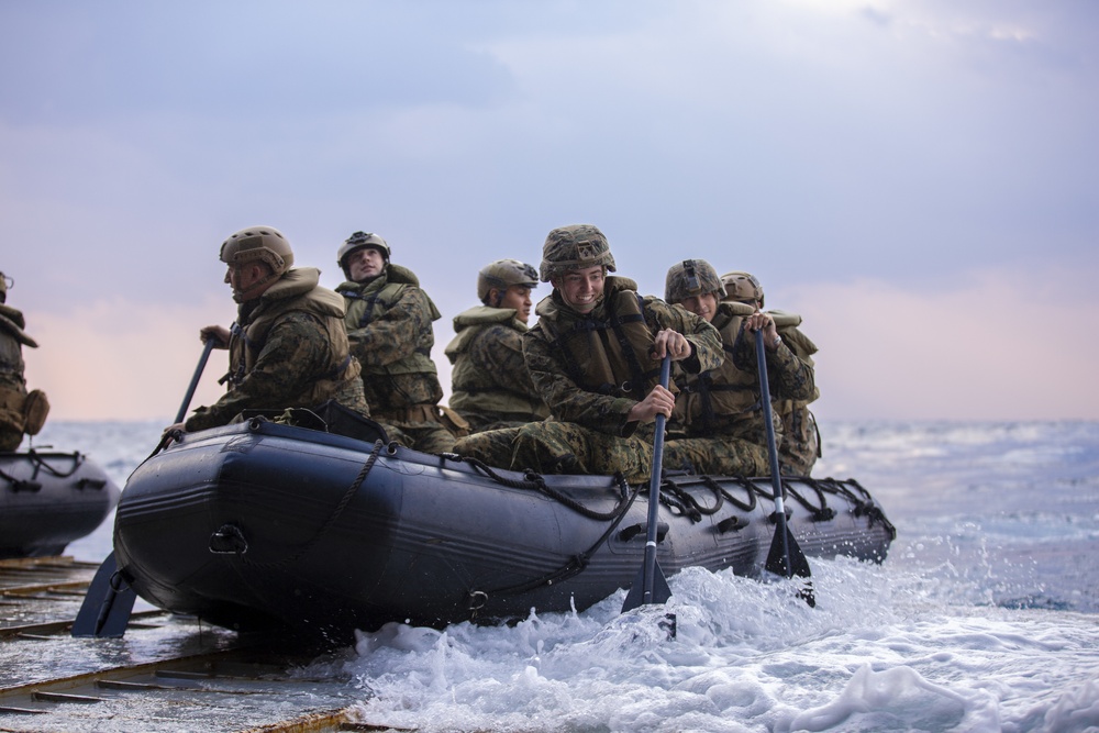 31st MEU Boat Company conducts integrated launch and recovery training