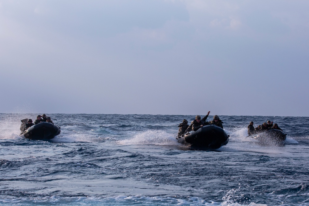 31st MEU Boat Company conducts integrated launch and recovery training