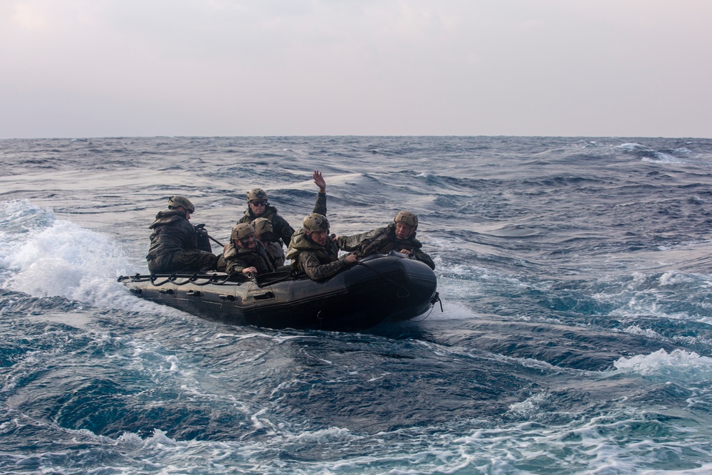 31st MEU Boat Company conducts integrated launch and recovery training