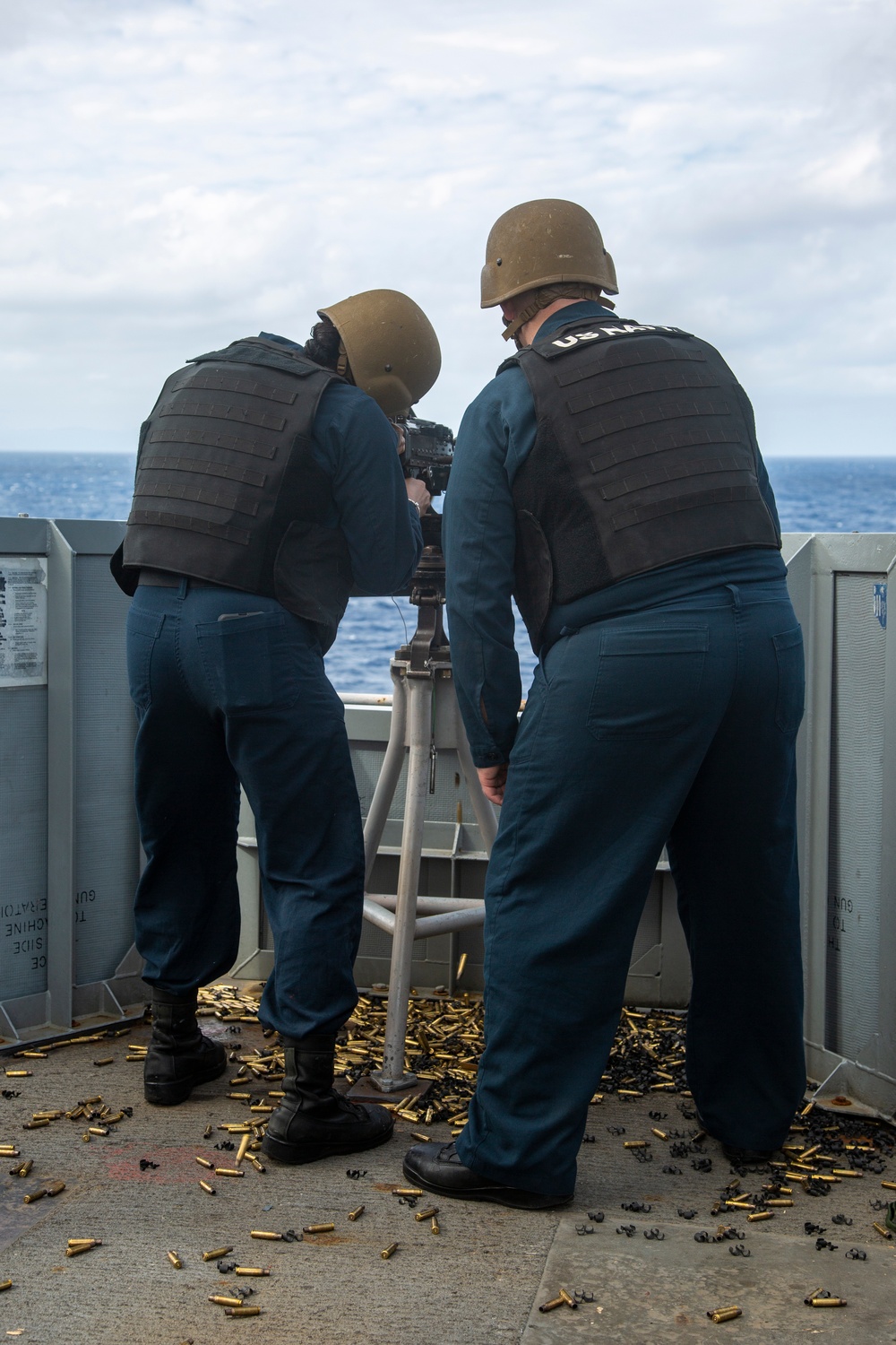 Blue-Green machine gun team: 31st MEU Marines train with Sailors on M240B