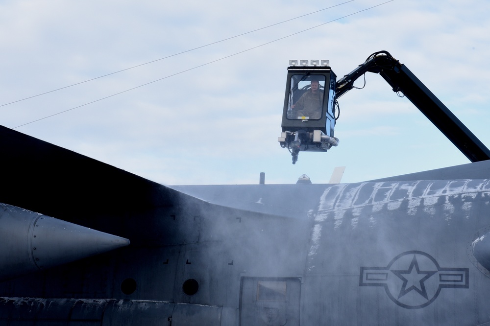 Crew chiefs prepare C-130H for takeoff