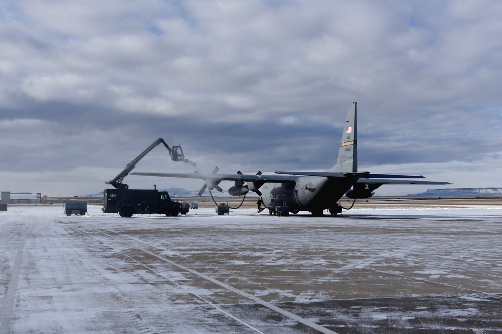 Crew chiefs prepare C-130H for takeoff