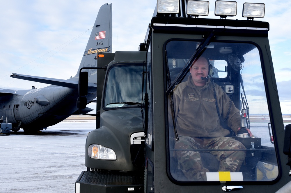 Crew chiefs prepare C-130H for takeoff