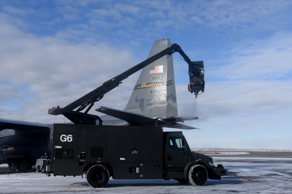 Crew chiefs prepare C-130H for takeoff